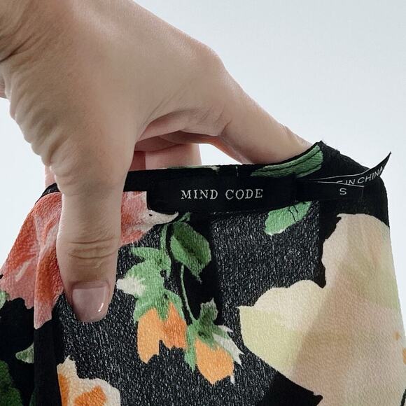 Mind Code Black Floral Wrap Short Sleeve Blouse Size Small - Picture 4 of 4